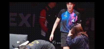 你见过这样的队友吗？赛后采访，记者的话筒先递向孙颖莎。王楚钦的手，瞬间就挡了