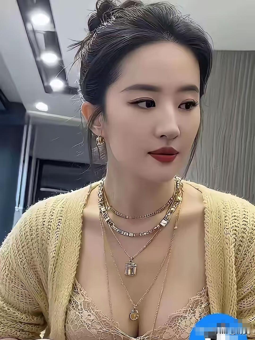 刘亦菲真的让人很奇怪，明明都快四十岁的人了，皮肤差、身材下垂、发福这些，不但一点