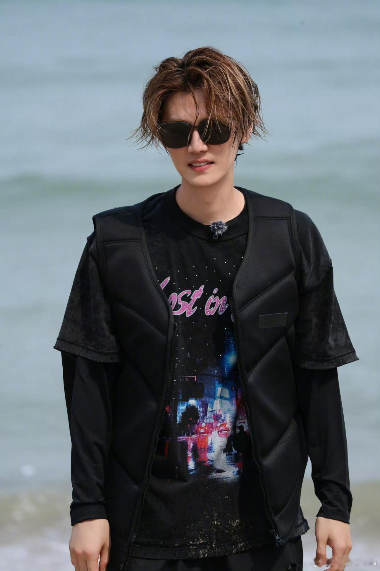 鹿晗被小朋友夸非常帅少年感运动boy来袭有这张脸扛着什么发型发色都好看好吧哈哈哈