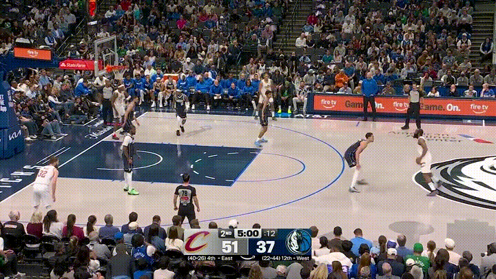 我真是太喜欢骑士巨星哈登的后撤步三分了！在今天骑士客场挑战独行侠的比赛中，当时比