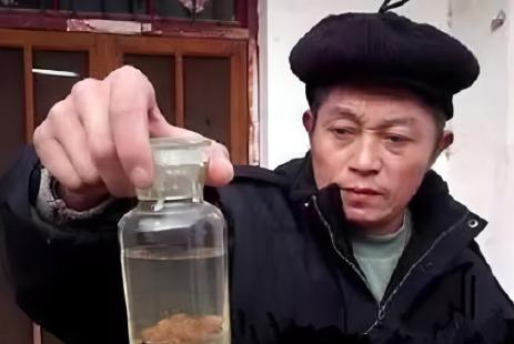 1981年，河南省一高材生毕业端了“铁饭碗”。结果他突然患上了一种奇怪的病症成了
