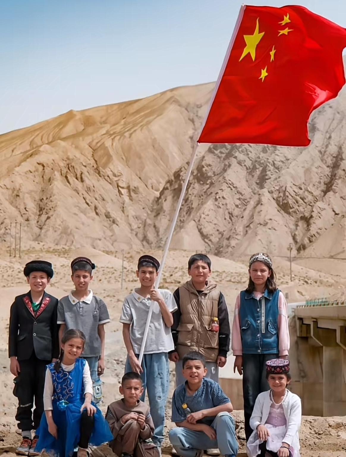这几个小朋友火到人民日报了！一位旅游博主在新疆偶遇到一群举着国旗的塔吉克族小朋友