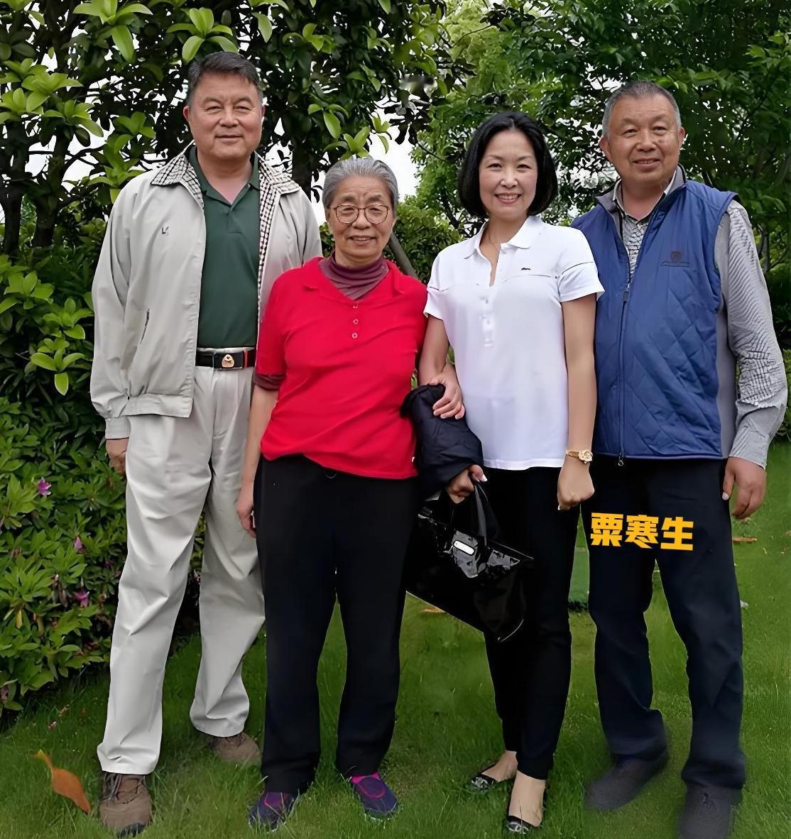 这是粟裕之子粟寒生,一张温馨的家庭照,照片中的他已经年近古稀,仍然精神矍铄,站在