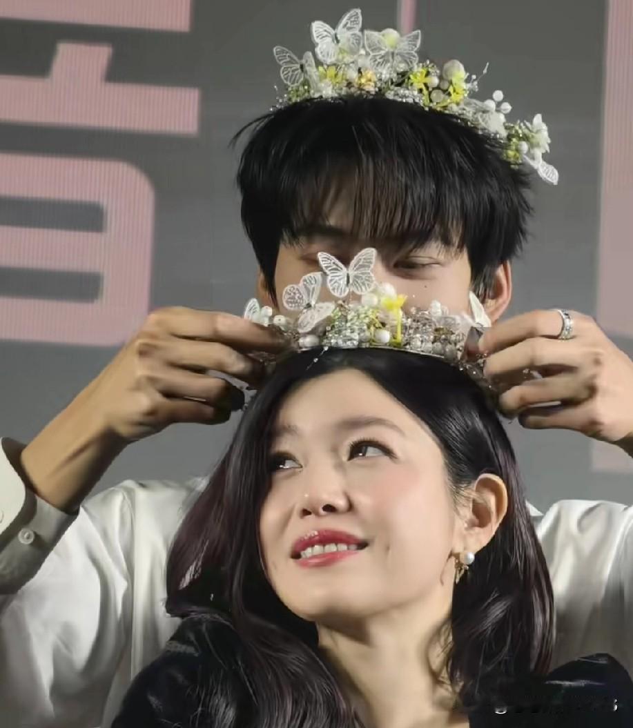 一直觉得陈妍希好甜，梨涡超加分！天然娃娃脸就是抗老，生活里总笑盈盈的，状