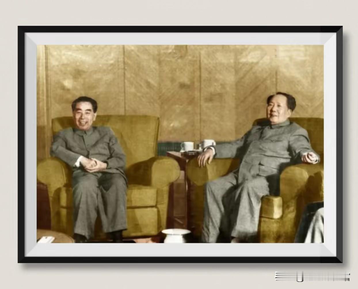 这是一张毛泽东主席与周恩来总理的珍贵合影，记录了两位伟人并肩而坐、谈笑风生的瞬间