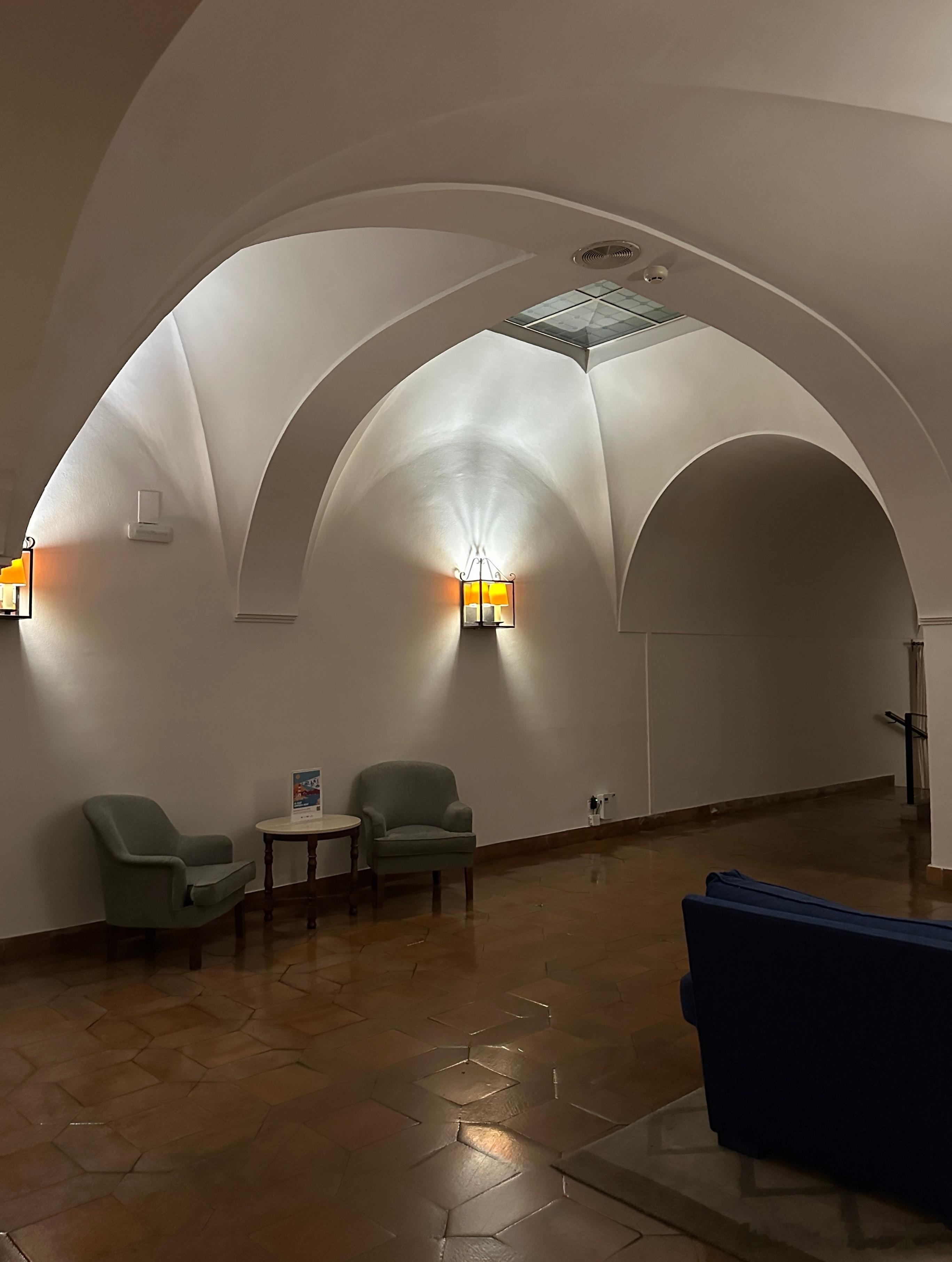 旅途之中入住的古堡酒店，行走在拱券勾连的回廊里，灯光漫过白墙穹顶，把摩尔式拱廊揉