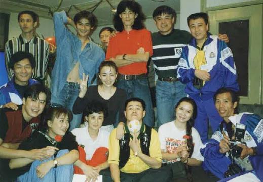 群星荟萃：我一眼就认出了下巴与手指抵着足球的赵本山，端着相机的摄影师李振增，拿着