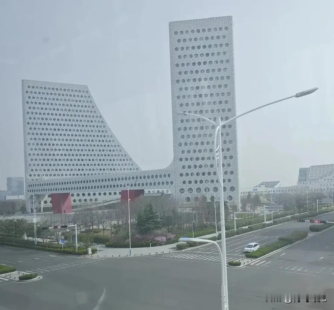 青岛蓝谷，世界蓝谷！蓝谷房产泡沫破裂，烂尾成片，还能发展起来吗？曾经火爆的青