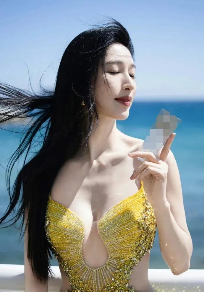 张俪杀疯了！金色镂空长裙，身材比例封神！这谁看了不迷糊啊！🔥张俪明