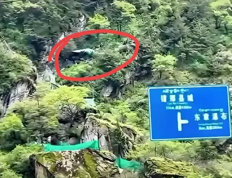 你看印度在藏南东章瀑布这个哨所，位置选得是真刁钻。就卡在去错那县城路边那个半