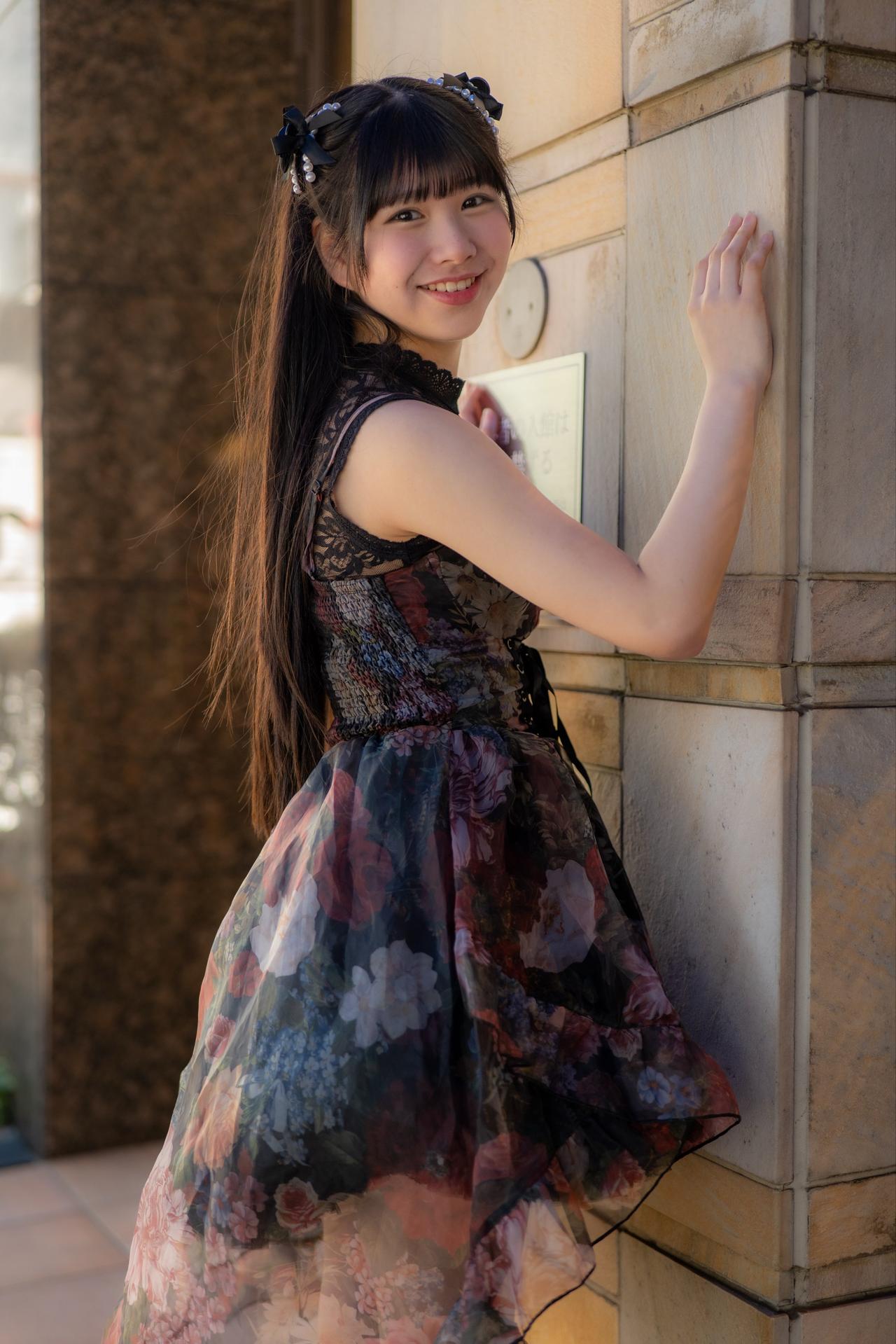 甜美少女风，花裙飘逸，微笑如花