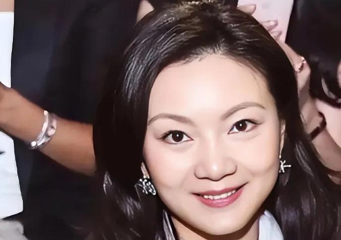 张艺谋一家参加巴黎名媛舞会，陈婷又惊艳到了众人。上次是张壹男参加，这次张艺谋直接