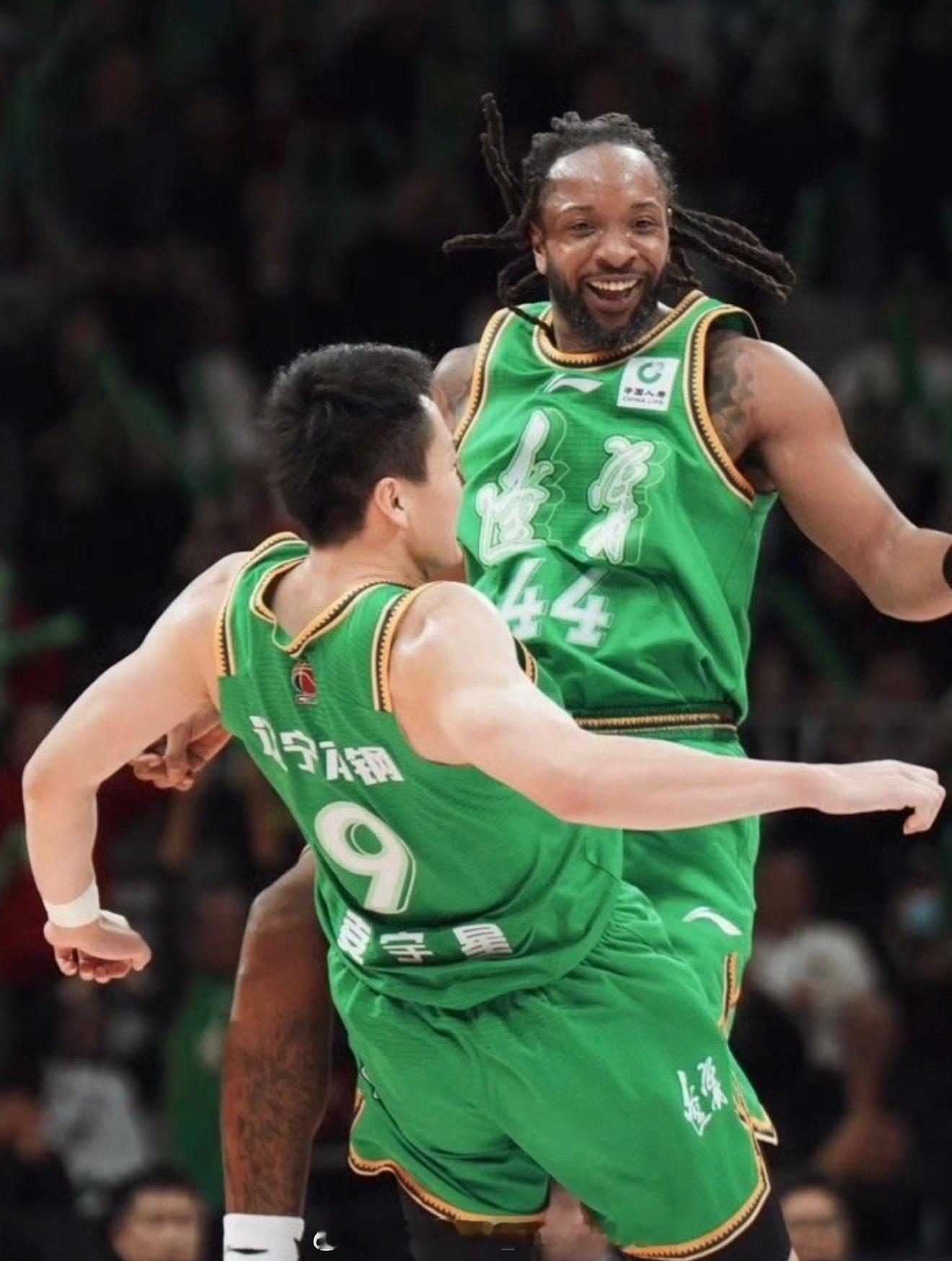 姜宇星在球队战胜北控之后接受采访：我们队现在打得非常团结，大家都在互相鼓励互相加