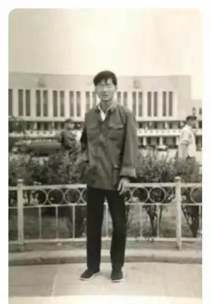 【老照片】1974年，一位北大荒的上海知青，在大连火车站的留影。当年，有许许多多