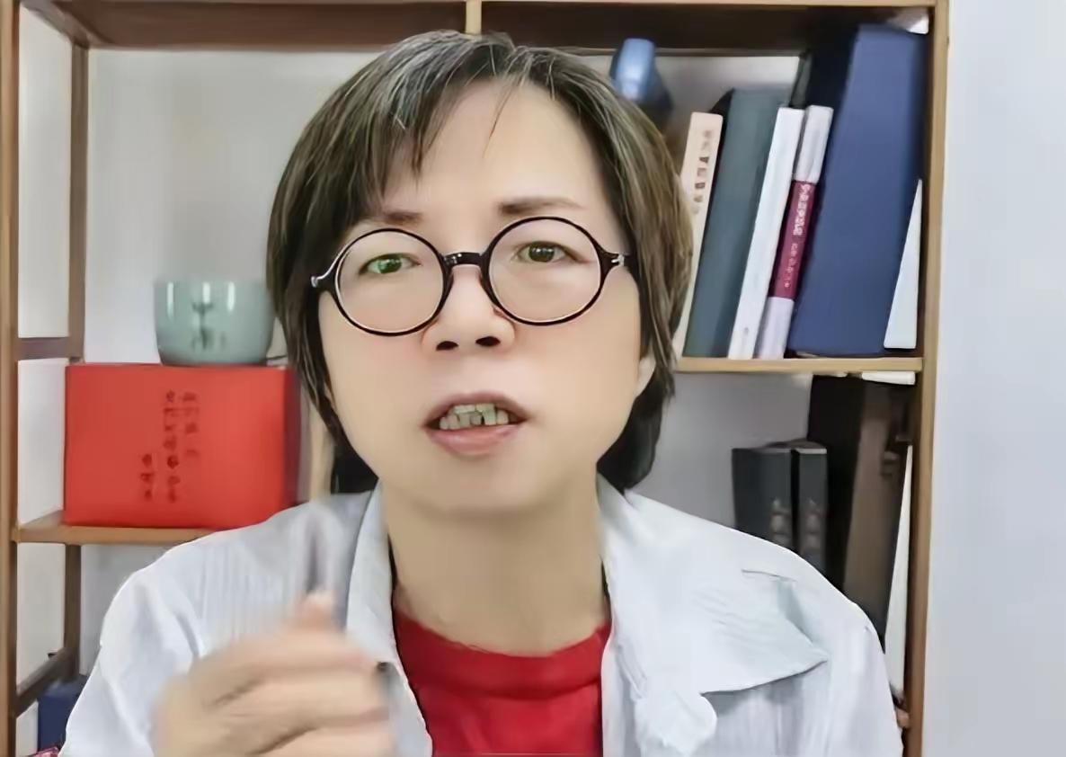 黄智贤彻底倒向民进党，充当民进党的打手。黄智贤是抓住国民党立委翁晓玲不放了，已