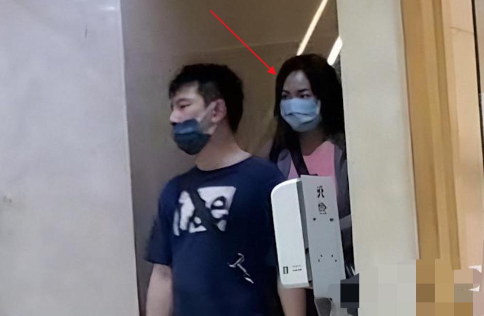 台湾省一中年女子用老鼠药毒杀老公和现任男友，只因爱生恨，其父亲为法院前高官。台湾