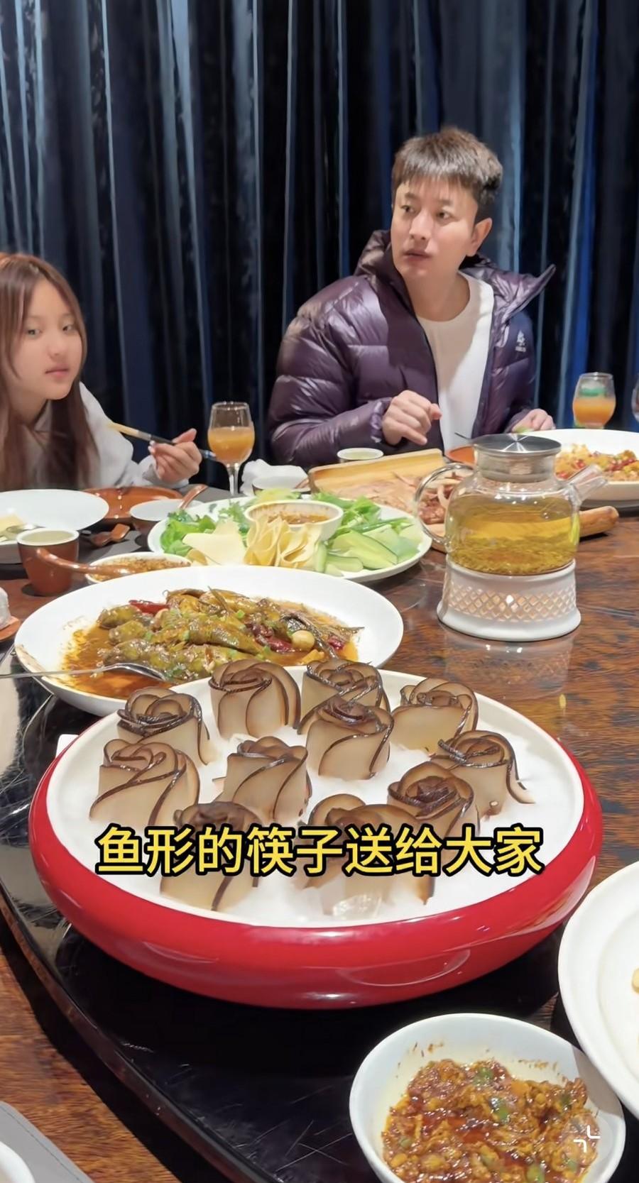 贾乃亮带甜馨吃全鱼宴，一条鱼1000多，甜馨竟然是左撇子！2月22日，大年