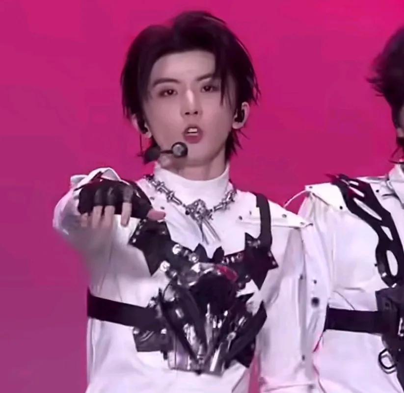 男生多少也得有点阳刚之气。这个时代少年团，这么多小男生，同台演出，把台下的女生