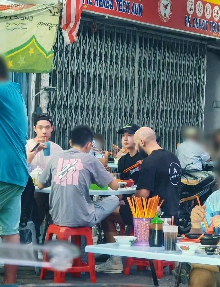 王一博在马来西亚街头吃路边摊的照片，不知道戳中了多少内娱明星的软肋。练完车一身汗，他就那么松松垮垮地