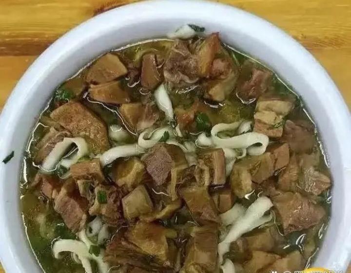 长这么大，头一次吃到这种分量的牛肉面