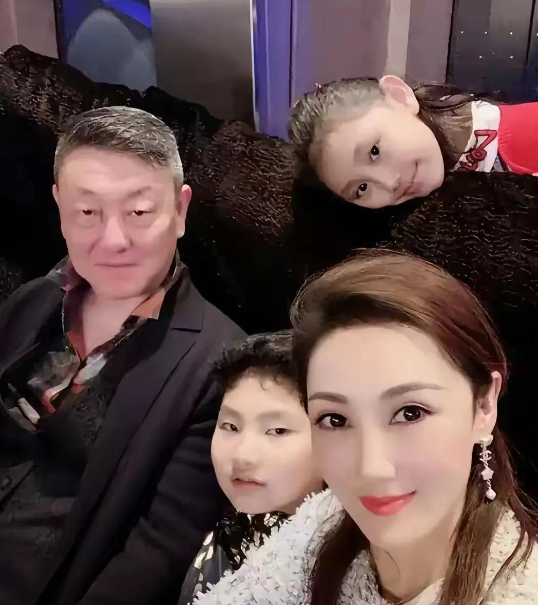 都是钱多惹的祸！都快六十岁的韩磊又出事了，真是没想到，以前还是挺喜欢他的歌的。