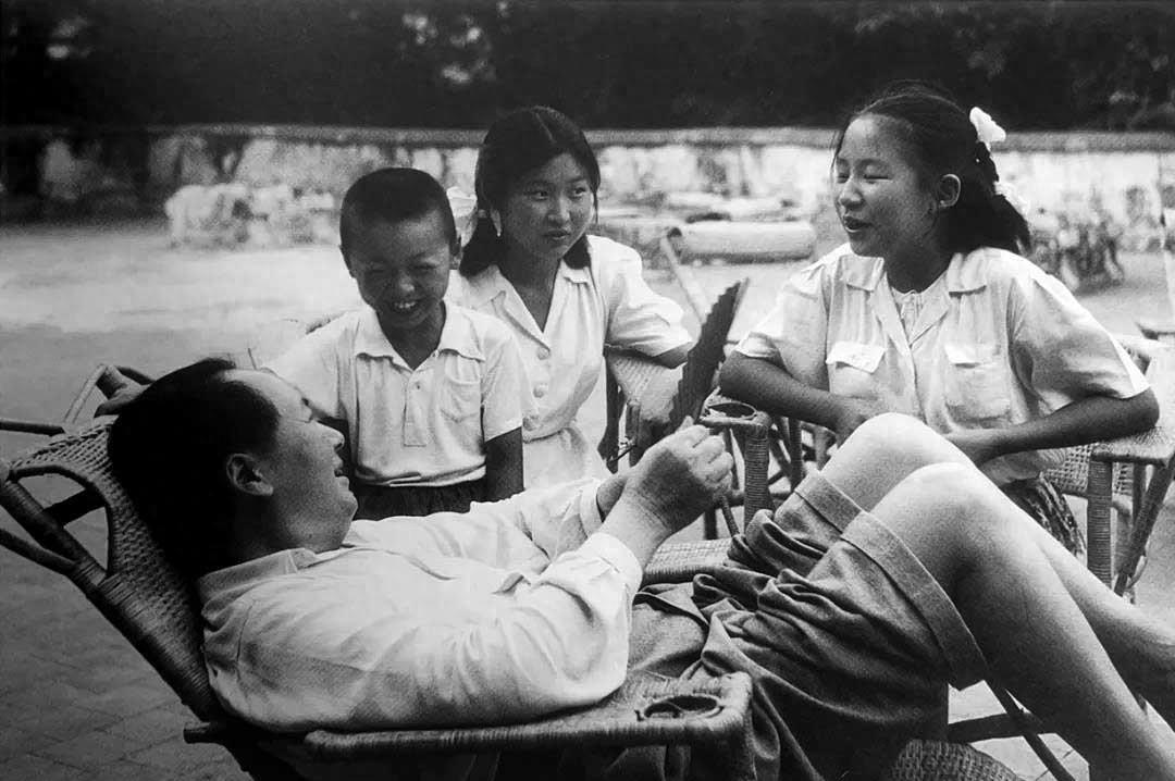李敏和李讷的这张照片，预示了两人后来不同的人生“1976年9月8日，中南海西门