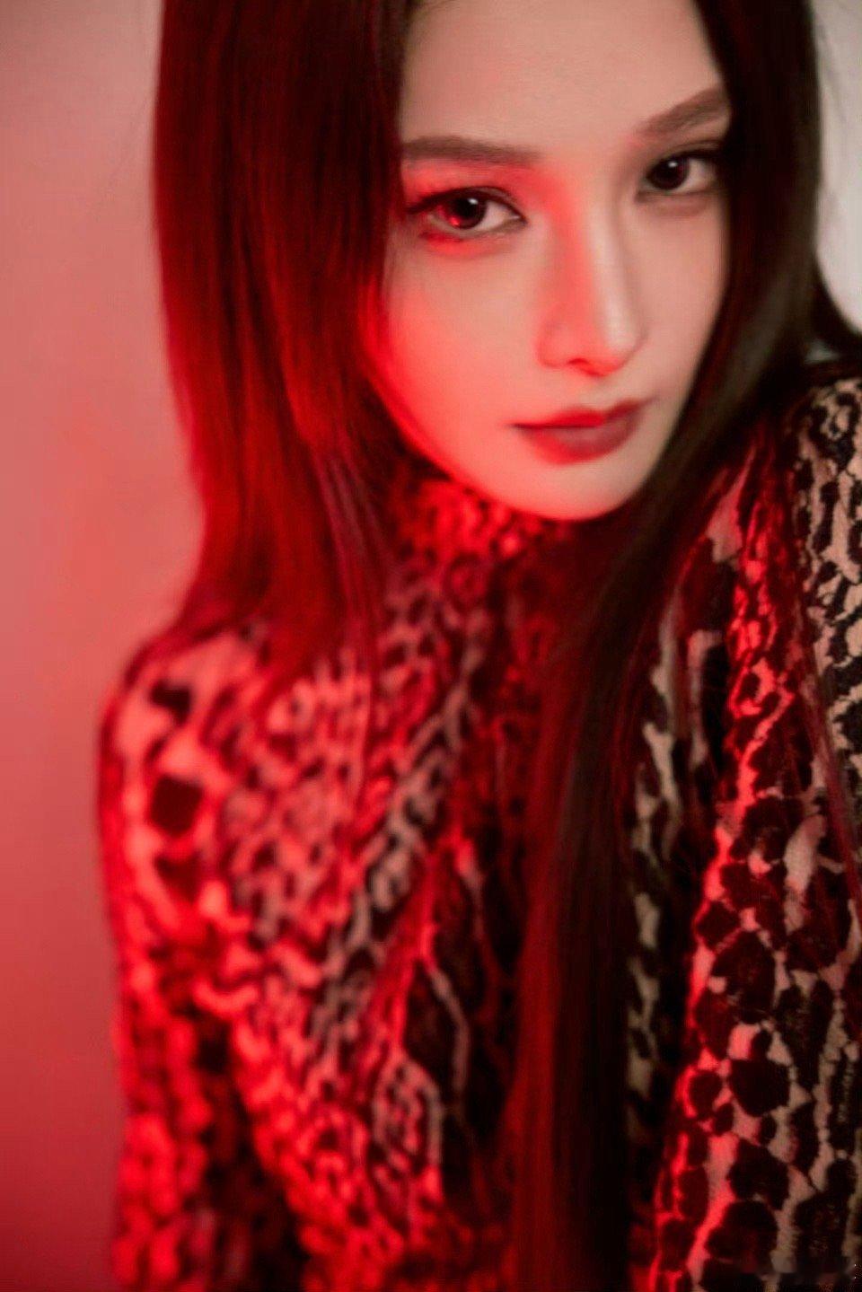 要不黄圣依学下彭小苒吧两位姐姐红毯问卷太有梗！彭小苒自信给时尚度满分超圈粉，黄