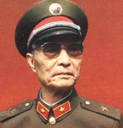 1964年，张爱萍将军到酒泉某基地视察，突然，他发现有10多名背着斜挎包的战士站