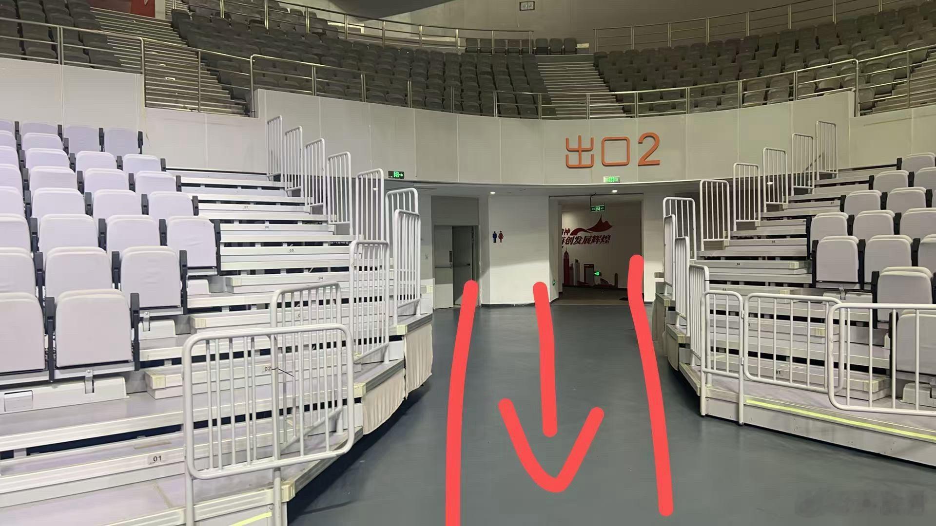 老头杯场馆选手入场通道在这里，如果大家想近距离接触选手，那就要买箭头附近区域的票