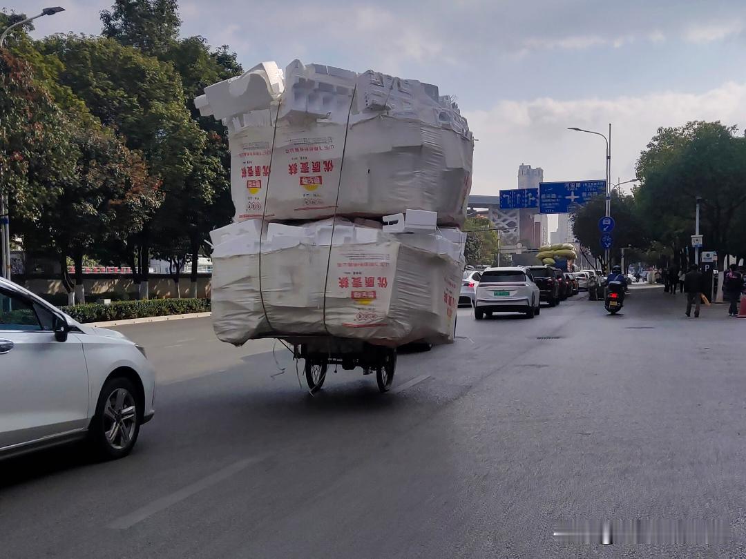 我老表走了！本来他是心怀一腔热血，准备来昆明找个货运司机的活的，结果面试了四五