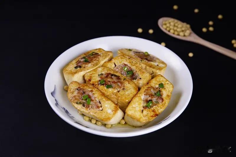 早上出门买了新鲜的五花肉和豆腐，回来做了心心念念的酿豆腐。调好的肉馅塞得满满当