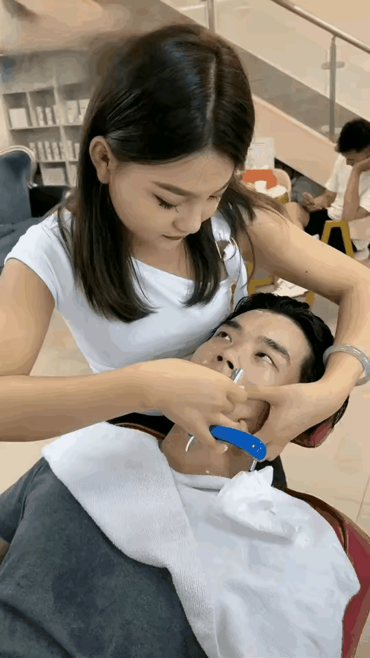 美女理发店生意肯定火爆！来这里理发那不叫理发，那叫享受！被美女抱在怀里、