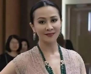 两个过日子的女人，因为一颗蛋黄，把各自活法全抖搂出来了。刘嘉玲筷子悬在半空，何