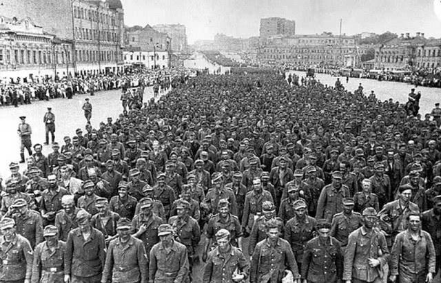 1944年，57000名德国战俘在莫斯科街头进行游街。为避免意外发生，苏军决定对
