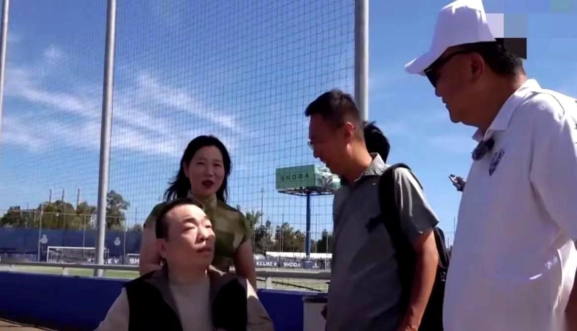 今天晚上，中国足球小将官方放出了吕孟洋签约皇家西班牙人足球俱乐部的一分钟视频预告。镜头里时隔几年再次