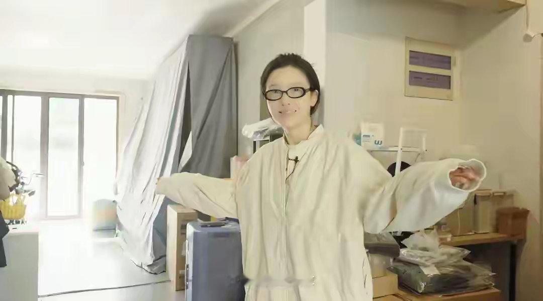 杨子姗夫妇上海租房，毛坯房当储藏室、衣服扔进纸箱，洁癖不见了