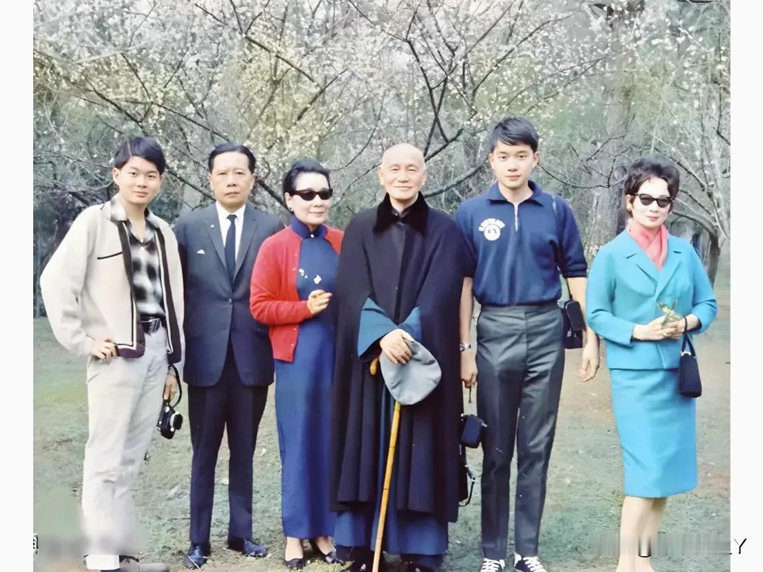 上世纪60年代末，台湾，宋美龄与丈夫蒋介石和弟弟宋子安、弟媳胡琪英、侄子宋伯熊、