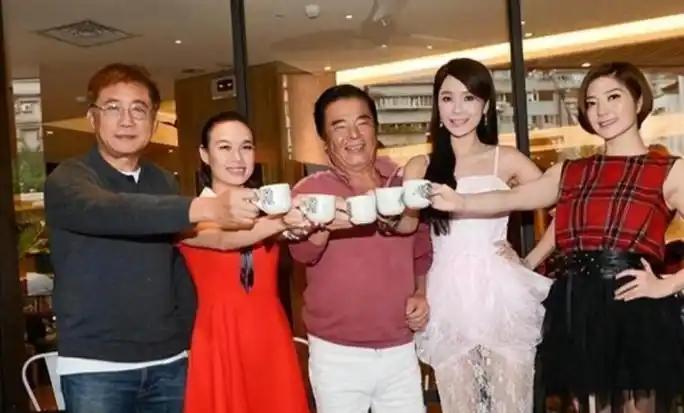 和6个老婆共处一室，每月每人发7万零花钱，71岁还娶美娇妻好潇洒。主要信源：