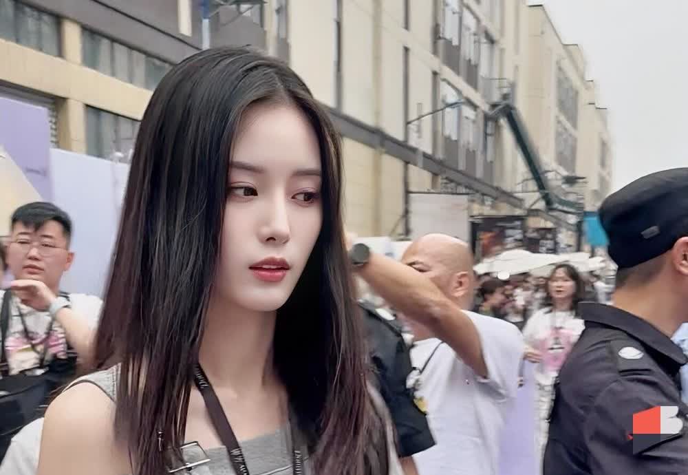 一夜过去，徐艺洋的天塌了。老公卖个卫生巾，把自己“私事”全兜出去了。