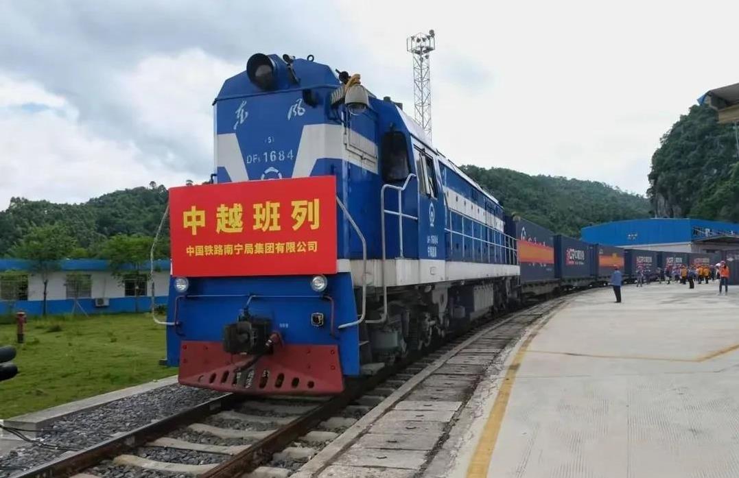 为什么越南会跟美国签署如此被动的贸易协议？？？先看看越南跟中国和美国的贸易往来