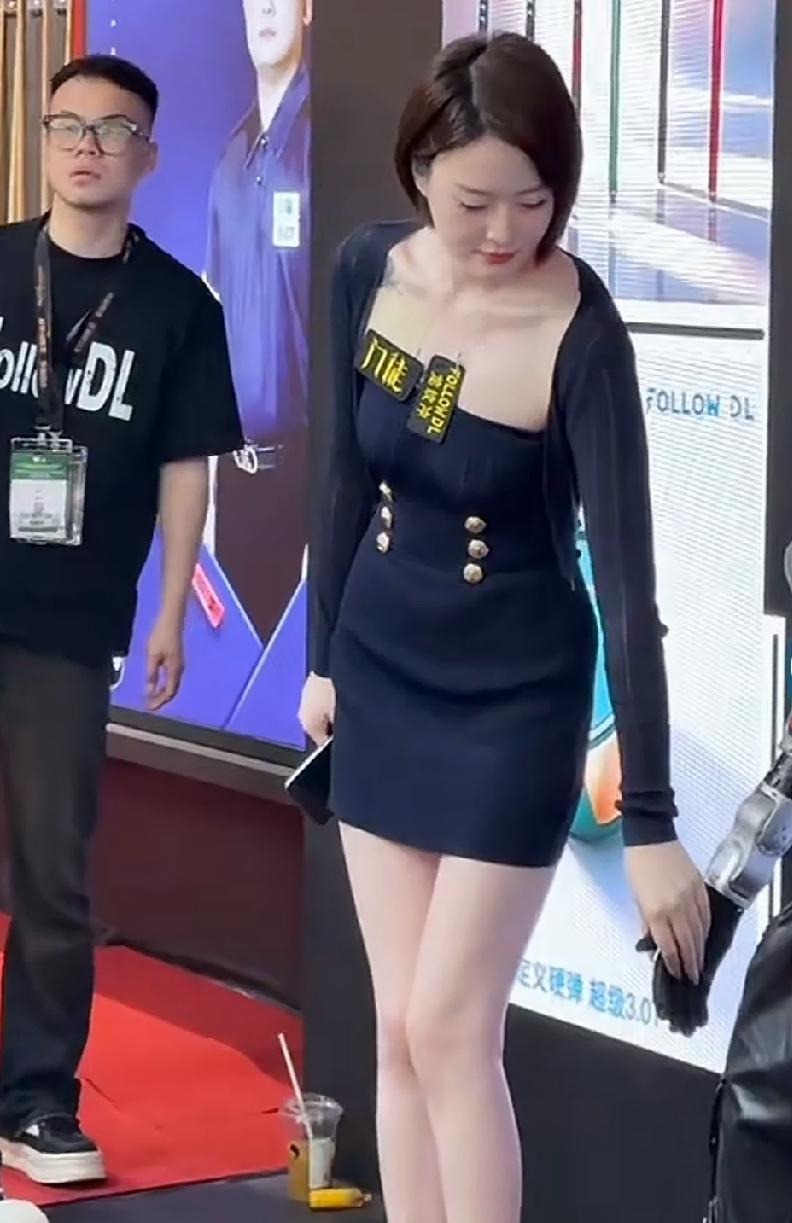 一白遮三丑！这才是真正的天然的冷白皮，看起来就像羊脂玉一般。白皙的皮肤精致的五官