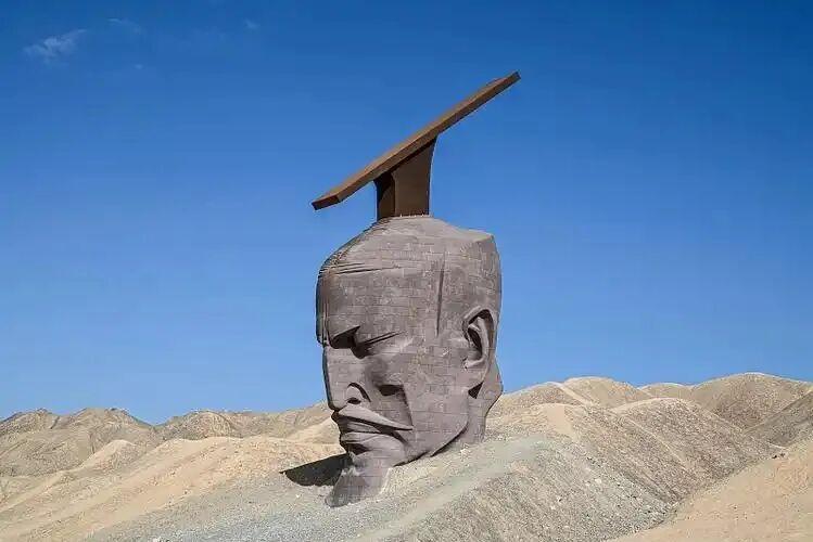 这个雕塑名叫“汉武雄风”，位于甘肃瓜州大漠中。名字取得这么好，然而，却只有一个头