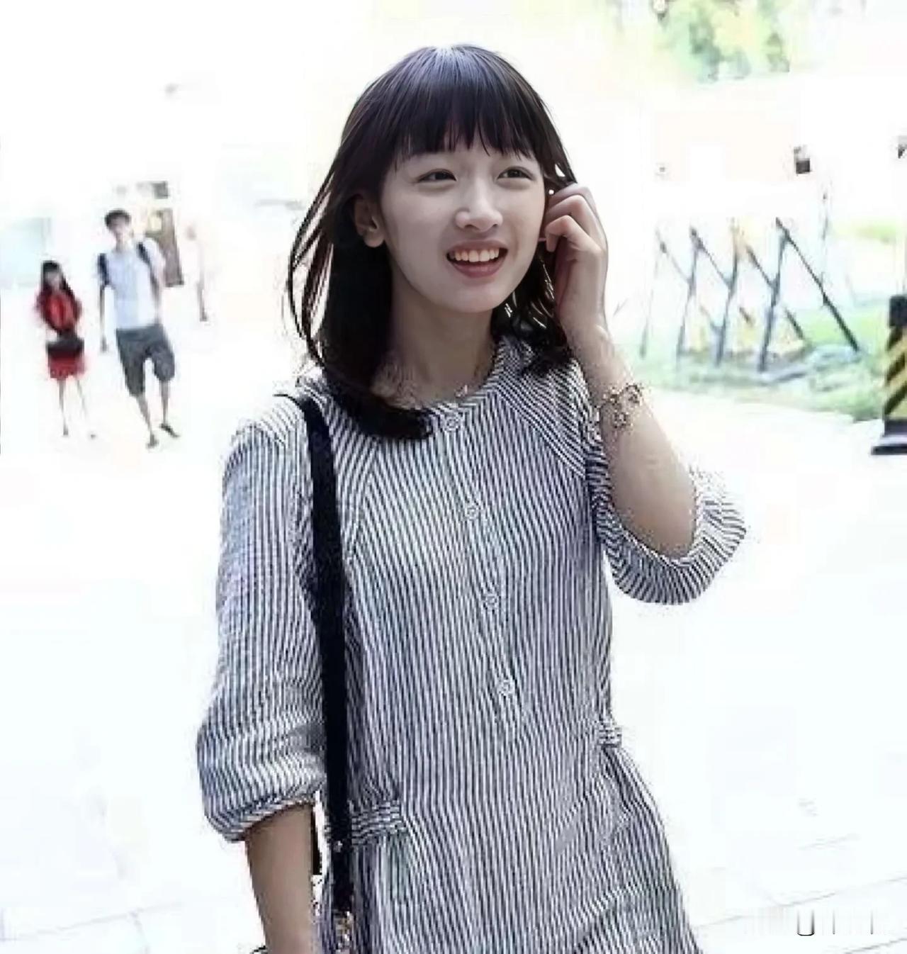 周冬雨这两张照片真漂亮，也很清纯，所以当年的印象很深，觉得这个姑娘虽然不是很累漂
