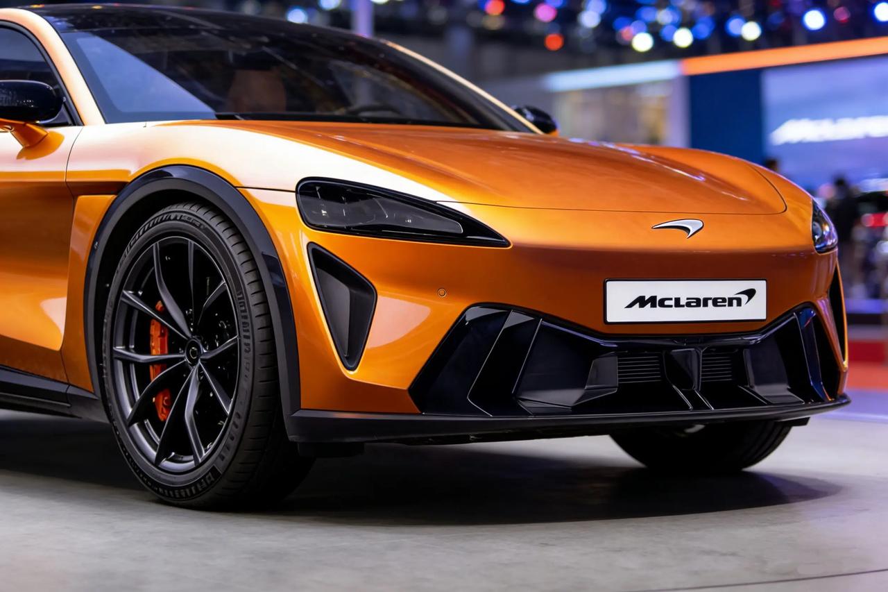 🔍1.事件回顾：一场设计“巧合”最近海外媒体曝光了迈凯伦首款SUVP4