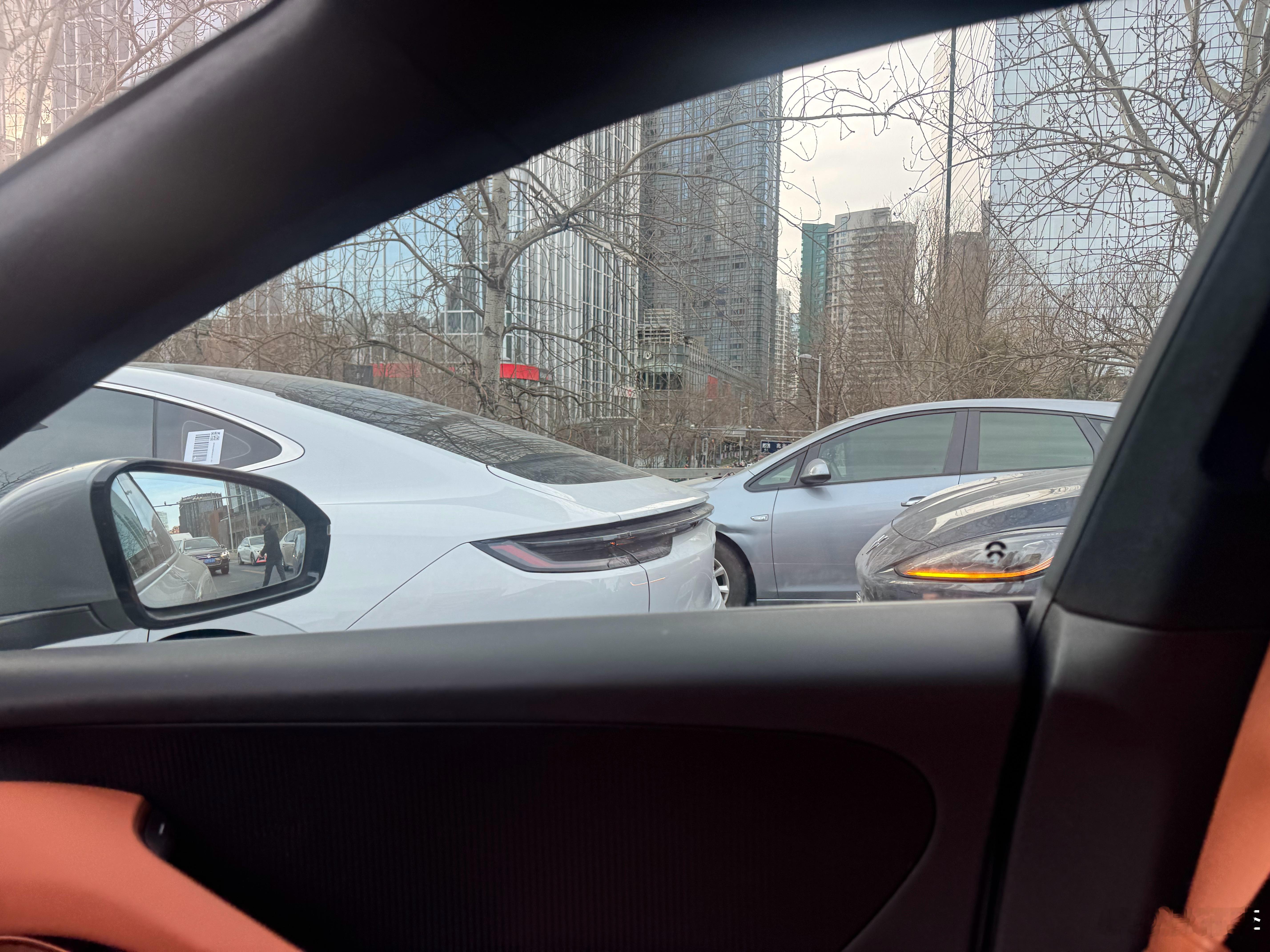 望京到双桥，开了一个半小时，周五的北京司机们仿佛都不会开车了四起事故，三个快速路