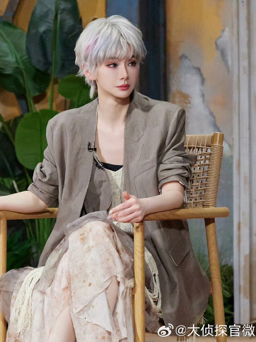 戚薇白发造型美我一大跳戚薇白色短发造型撕漫女来了！戚薇在大侦探的每次妆造都漂亮