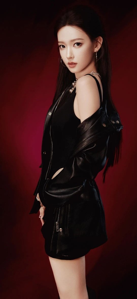 程潇黑裙好美本以为黑色礼服会略显沉闷，结果程潇完美驾驭住了。版型合身又不刻意紧绷