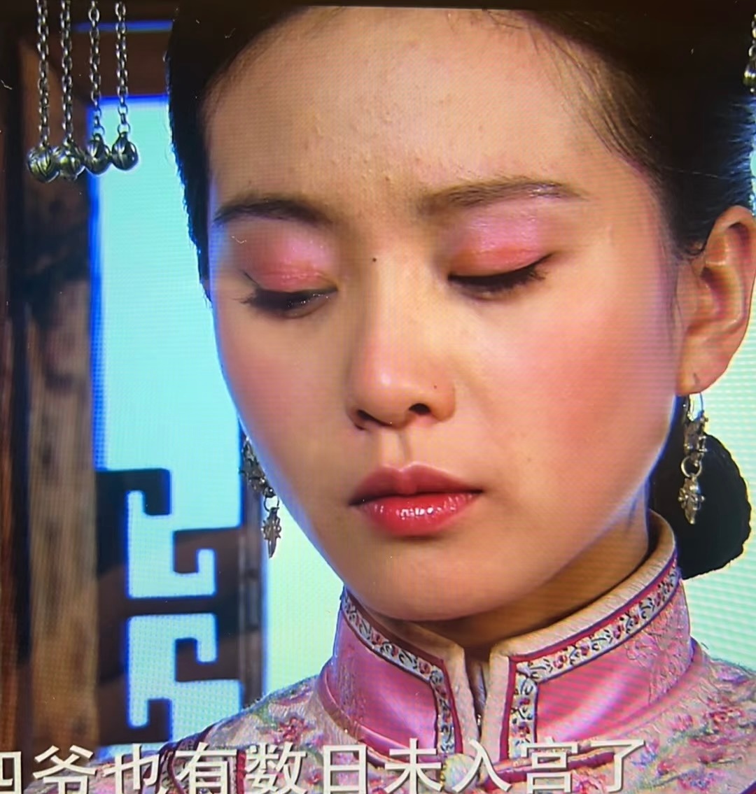 在无美颜年代，演员脸上的痘是清晰可见的。