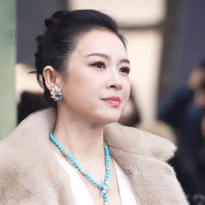 今天章子怡在出席时尚活动的时候搭配的很有高雅之美，也极具国际范儿，不愧是漂亮的国