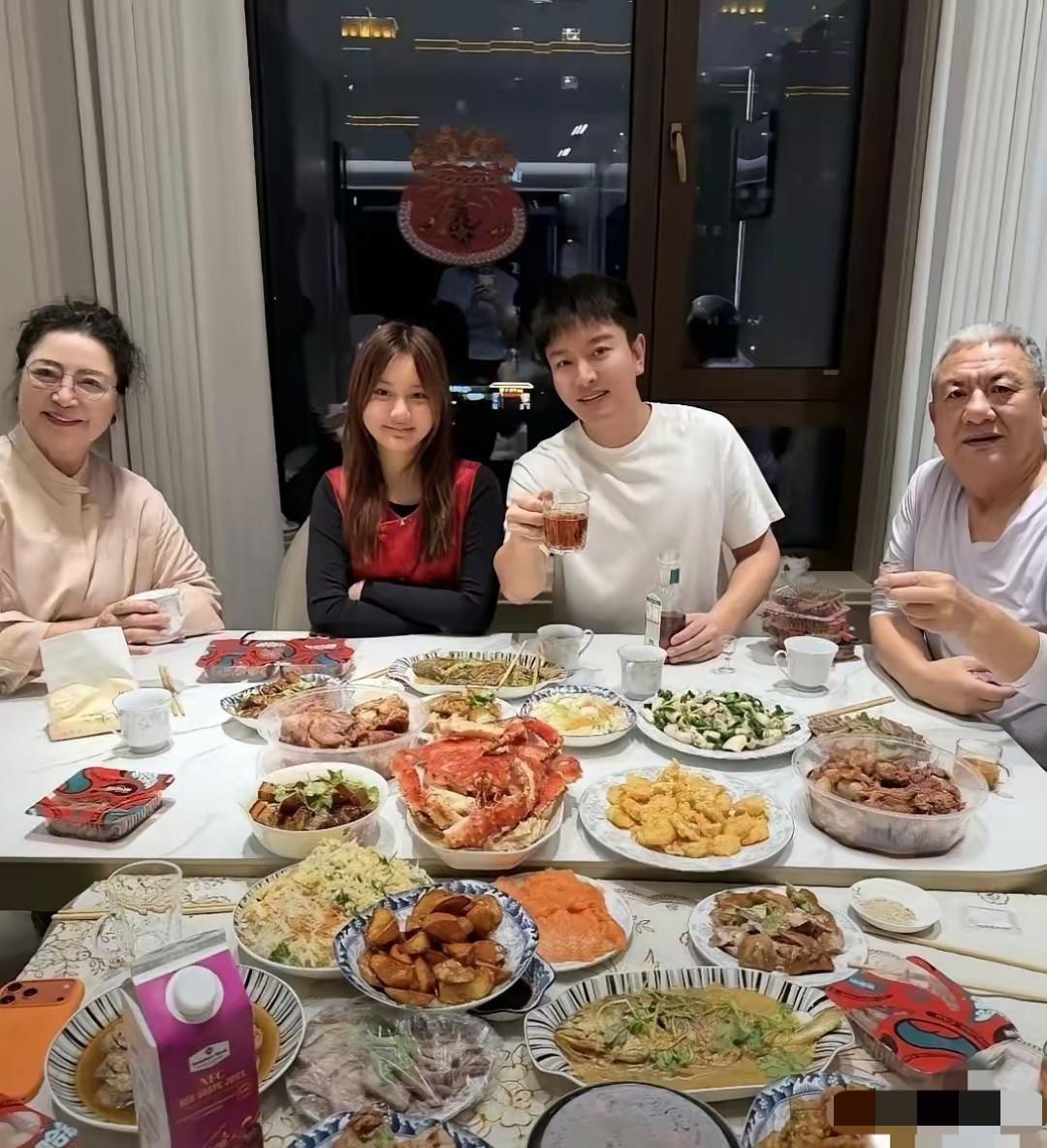 甜馨的爷爷奶奶好疼孙子。虽然李小璐和贾乃亮离婚了，但是爷奶依旧很爱甜馨。甜馨一